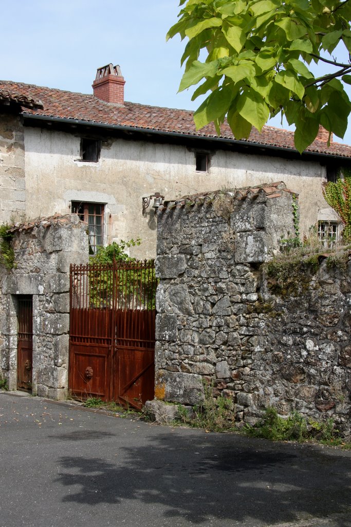 Cieux : ancienne bâtisse, dépendance de château by macrobert