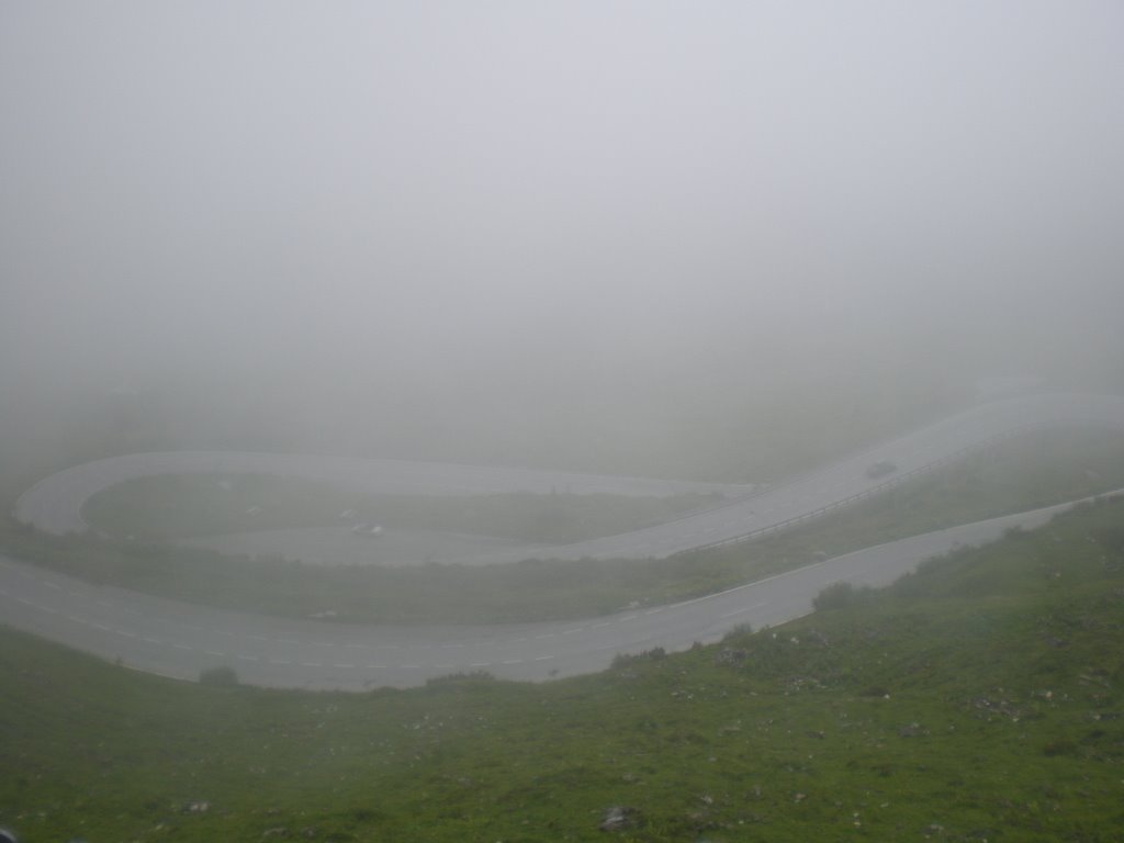 Che nebbia! tornanti in pavè che portano ad Edelweisspitze by tuzzosanlux