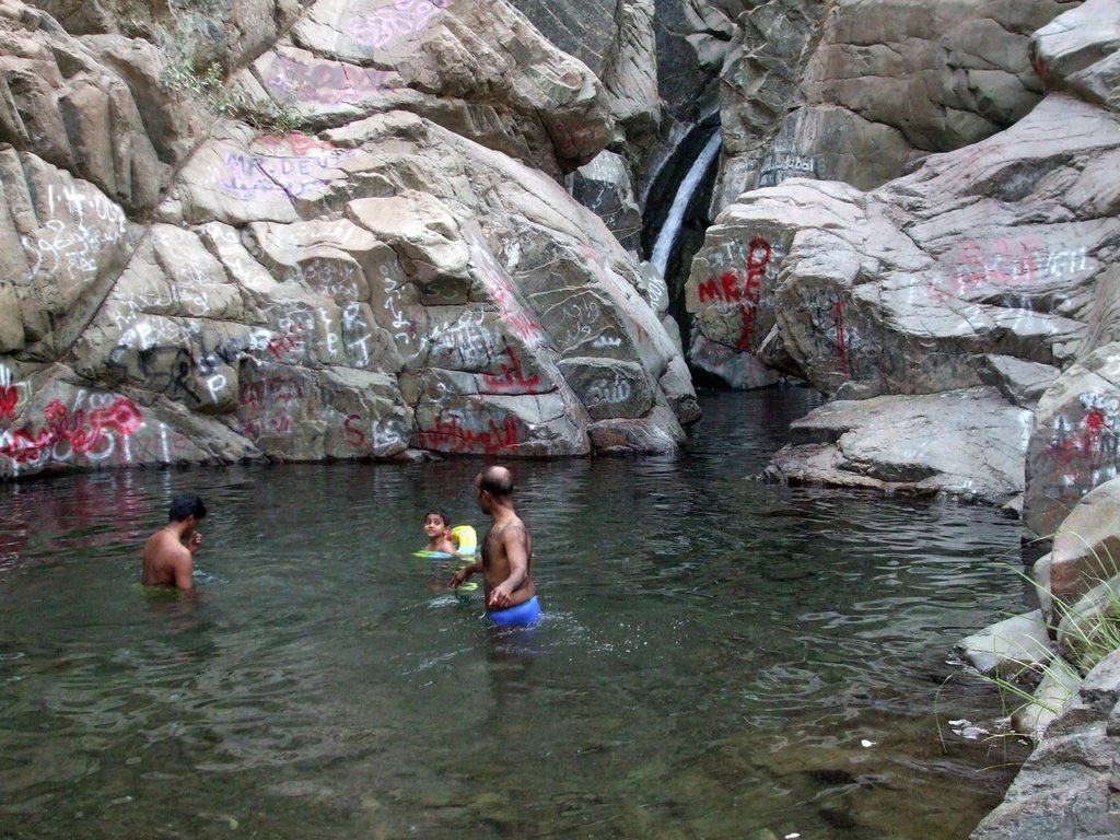 Hot bath in wadi wurayyah by RakheshPerunthattil