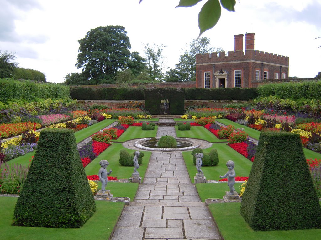 Park in Hampton Court by GrossUA