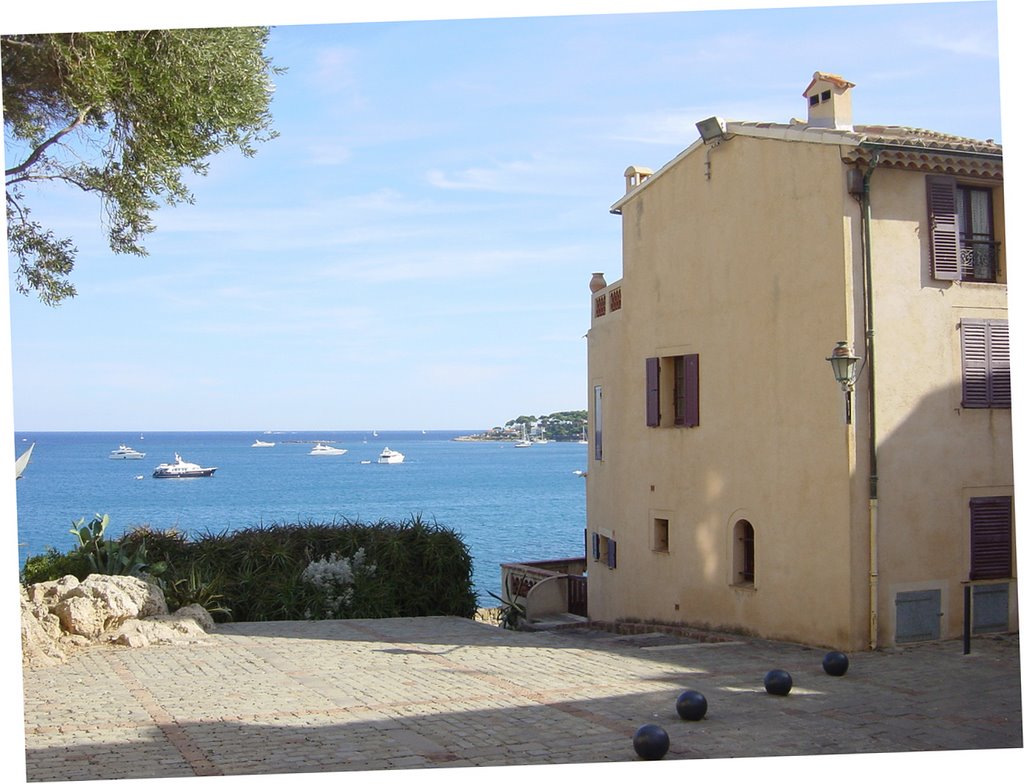 Antibes centro storico by Luigi Walter