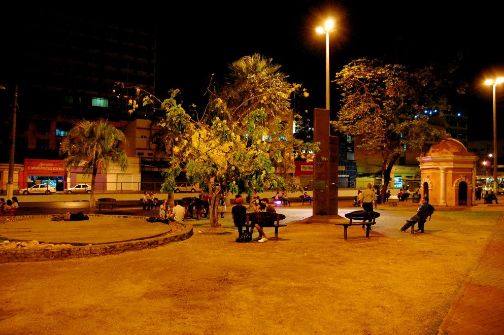 Praça bispo a noite by henriquecaetano