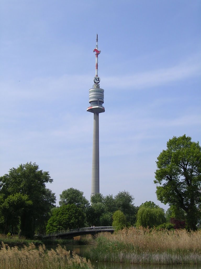 Donauturm by kaika_at