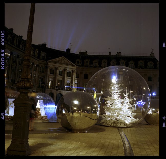 Christmas in Paris by Jinoh Lee