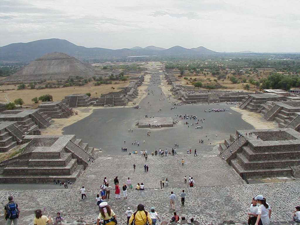 Calzada de Los Muertos, Teotihuacan by Victor G. del Valle