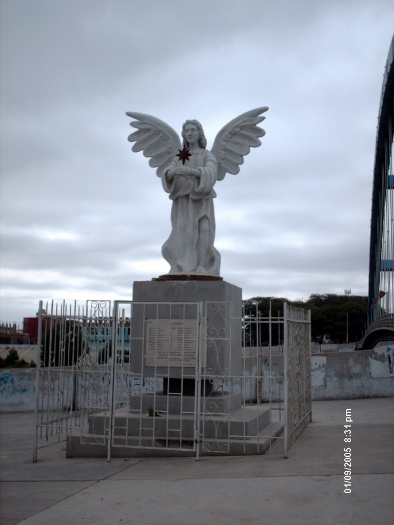 Angel en la Entrada del puente Bolognesi.Piura. by Emilio Caceres.