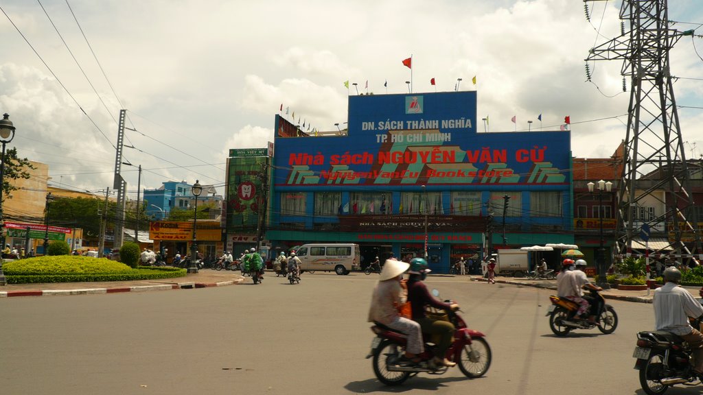 Big Book Store(but I can't find any travel guide here!!?) by morning63tw