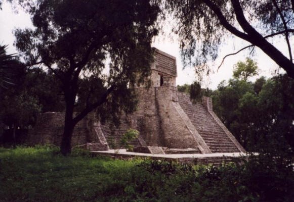 Piramide Santa Cecilia by Humberto Villafuerte