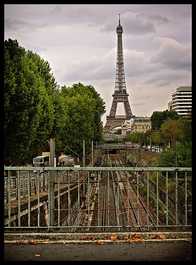 A different view to the Eiffel Tower (Paris) by Tjarko Evenboer