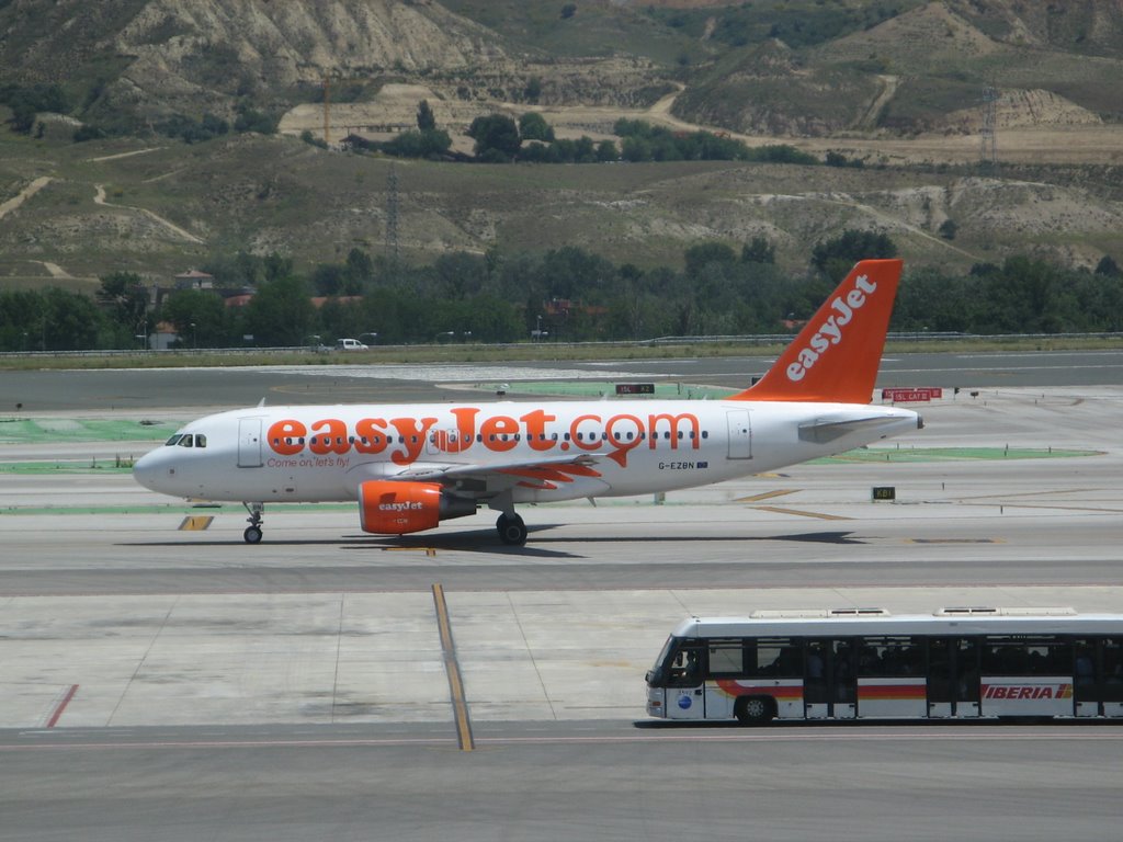 Easy Jet A319 by jschwank