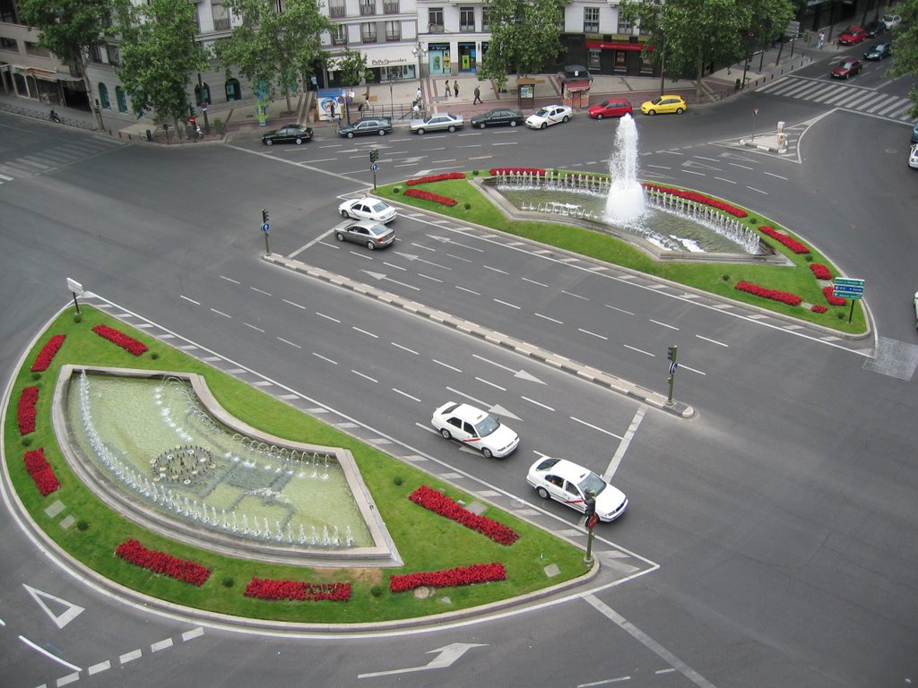 Roundabout at Ruiz Jimenez by peter fitzpatrick