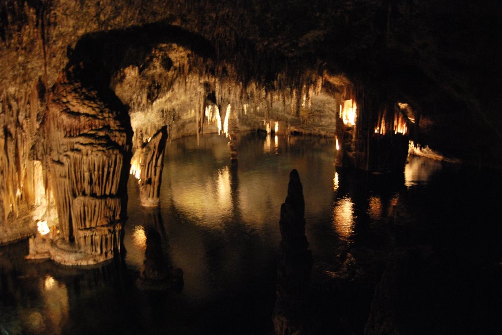 Lago interior (Cuevas del Drac) by Ermuck