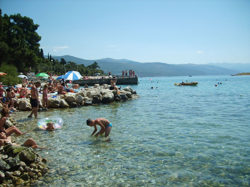 Spiaggia sassosa davanti il centro by trop fora