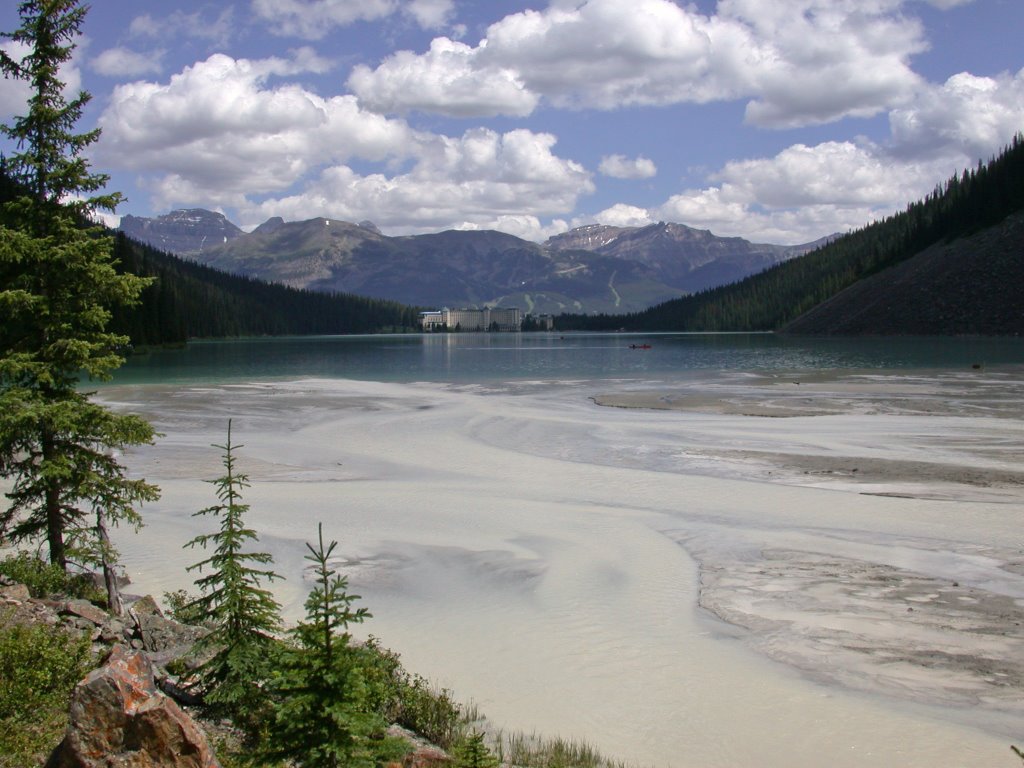 从路易斯湖的源头看路易斯湖山庄别墅 The View of Chateau Lake Louise from The End of Lake Louise by William.Feng