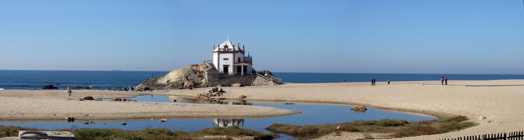 Senhora da Pedra - Praia de Miramar by Henrique Wallenstein