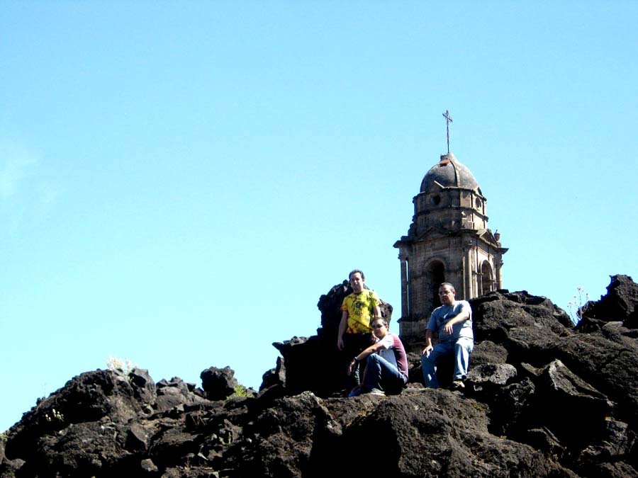 Sobre y entre la roca volcanica by Carlos A. Sánchez Gl…