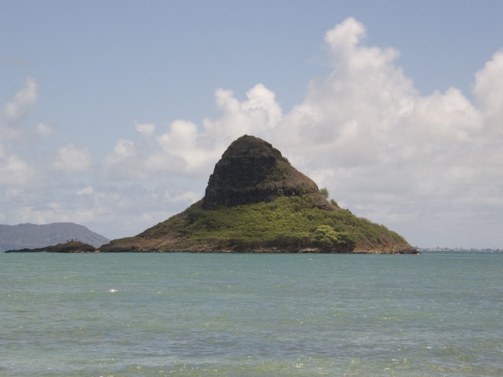 Chinaman's Hat at Kualoa Park, Kaneohe, Oahu, Hawaii by gjgj808