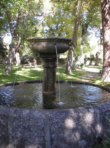 Fuente del jardín exterior - Santa María de El Paular by F. Campayo