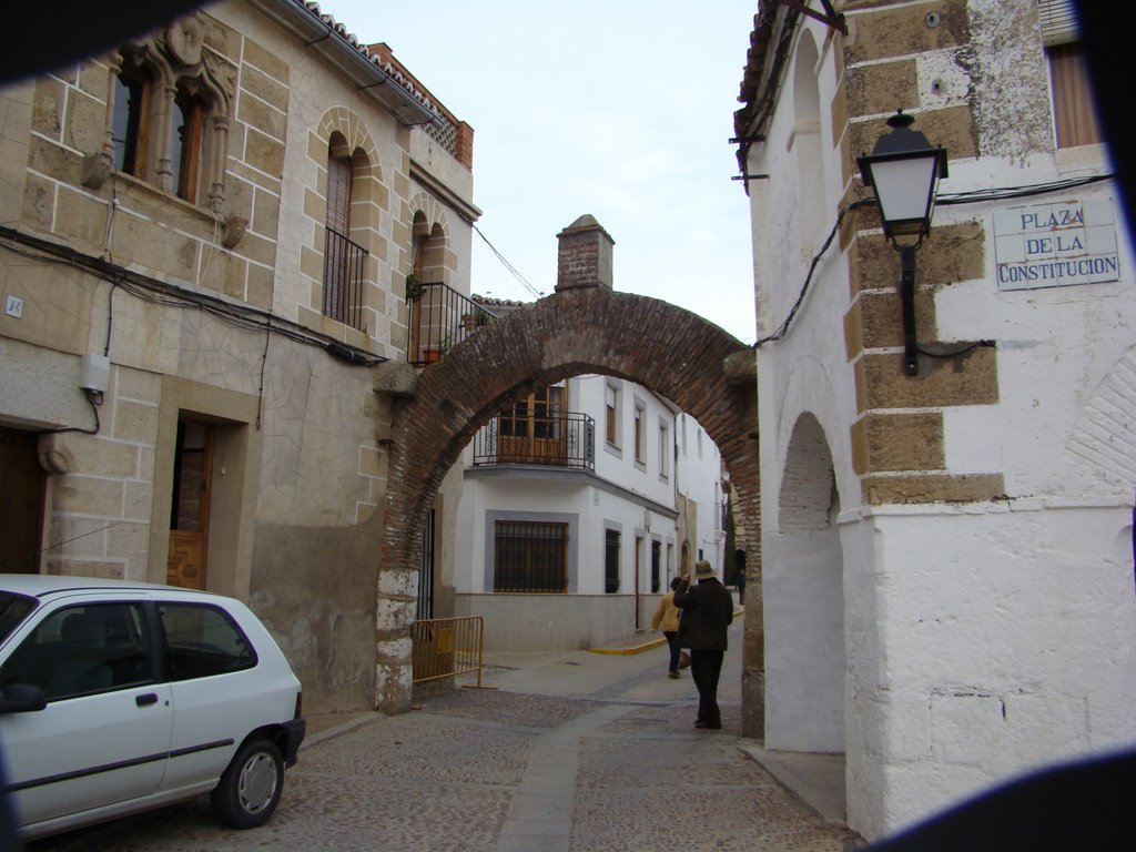 Calle San Pedro desde la Plaza de la Constitución by jsordono