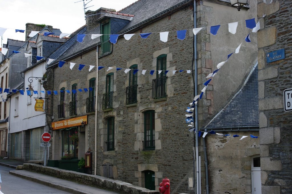 Josselin, Maisons et enseignes, rue Glatinier by Christine Girault