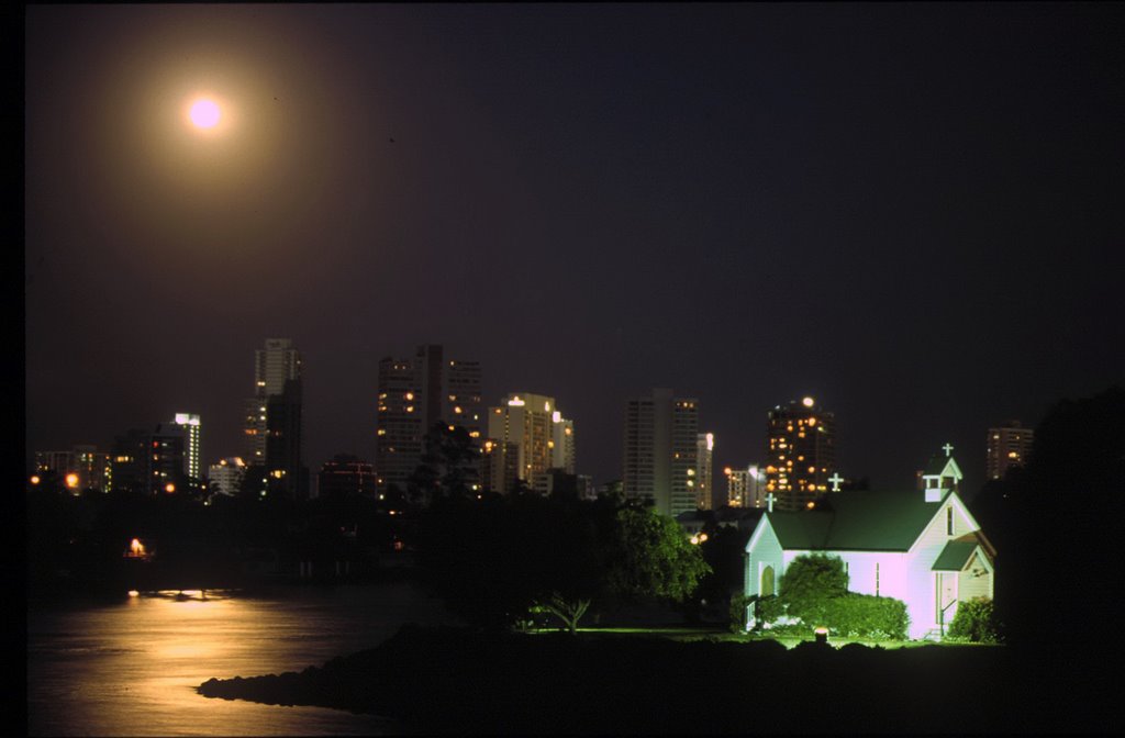 Surfers paradise moon by pajames2