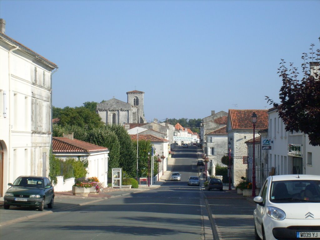 Centre ville, avenue principale et église de Saint-Porchaire by FrenchCobber