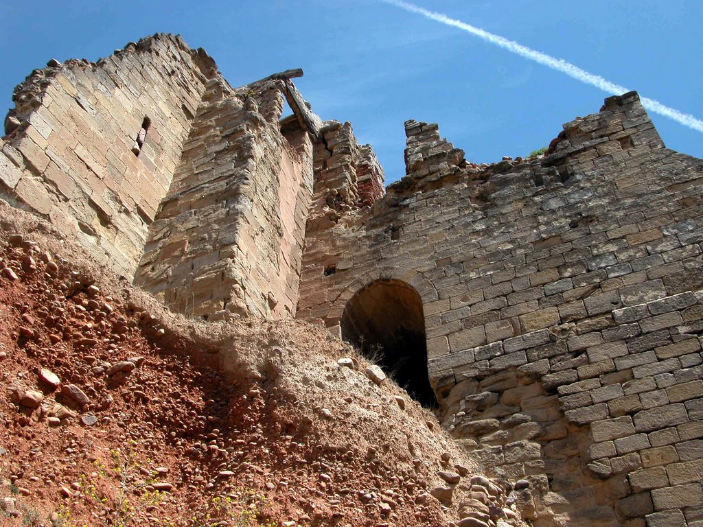 LA VILLA DE OCÓN (Municipio de Ocón-La Rioja). 2005. 03. Ruinas de la iglesia de Sª María (XII). by Carlos Sieiro del Nido