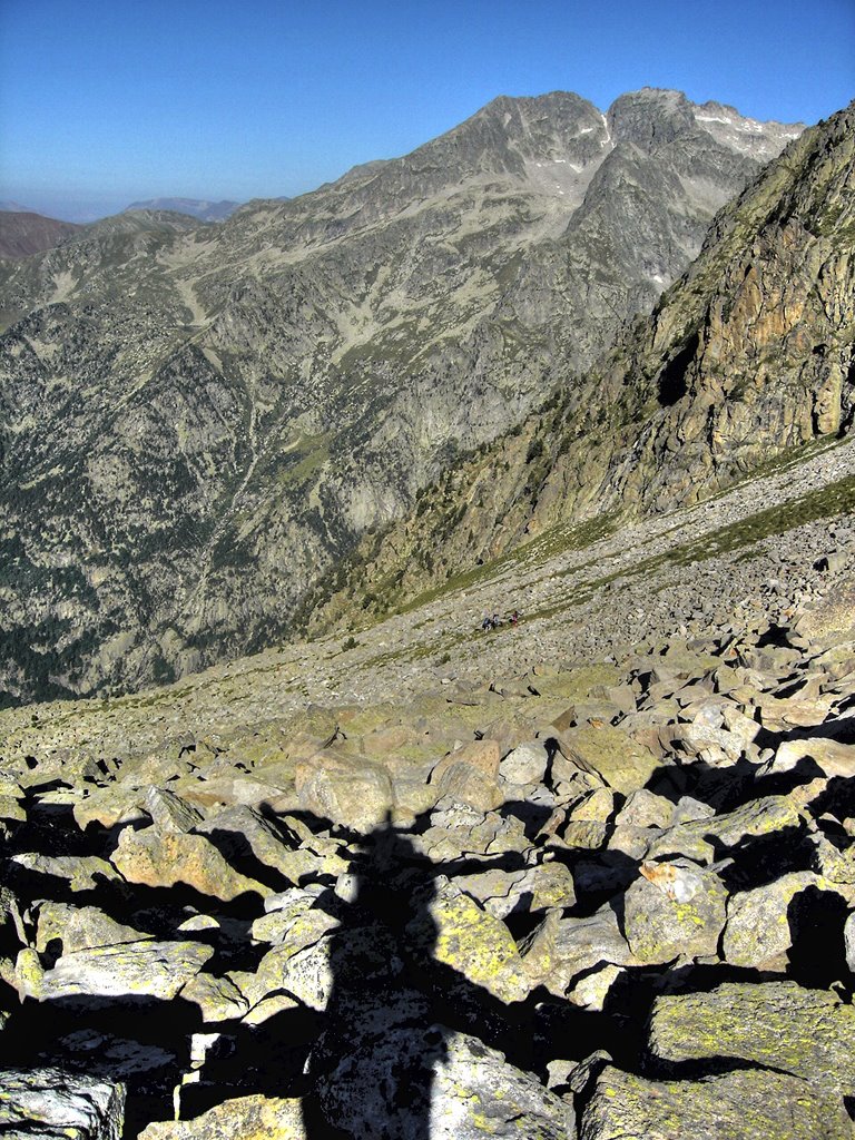 Els tarters de Comalesbienes, i al davant, el pic de Comaloforno (3033 m) by David Soler