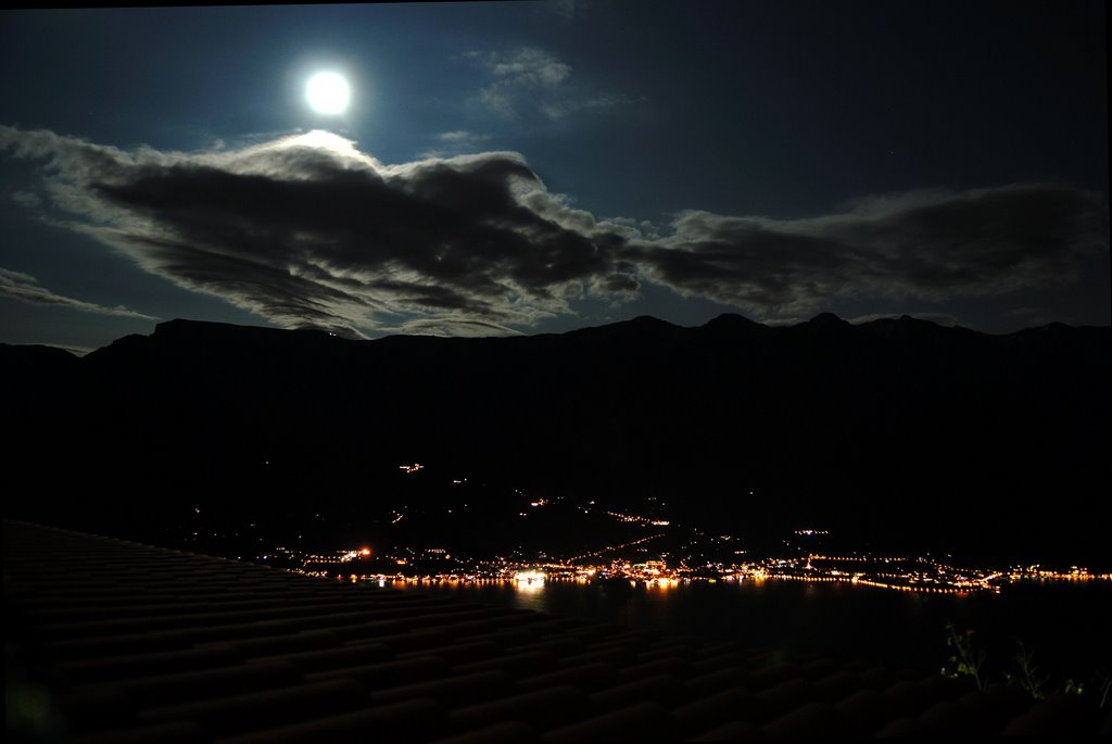 Italien Gardasee, Nachtblick auf Malcesine by Stonecitykarl