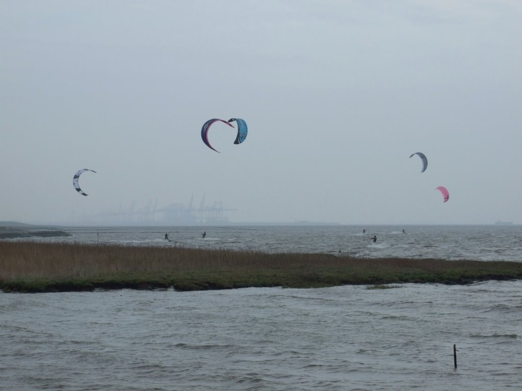 Kite Surfer vor Wremen by Harald Mehrtens