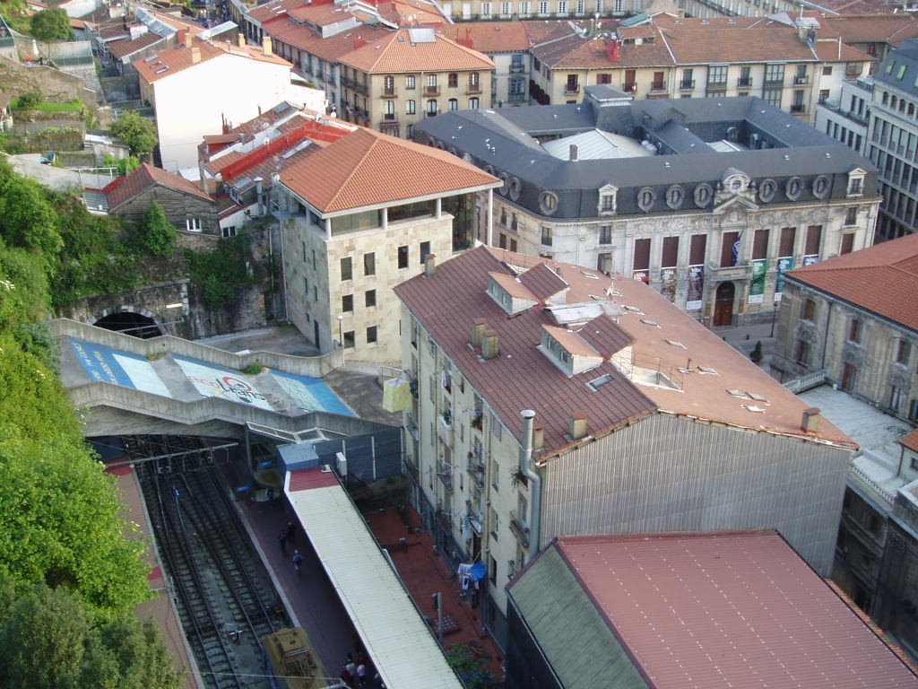 Estación de tren y Casco Viejo desde el Parque Etxebarría by xabier3007