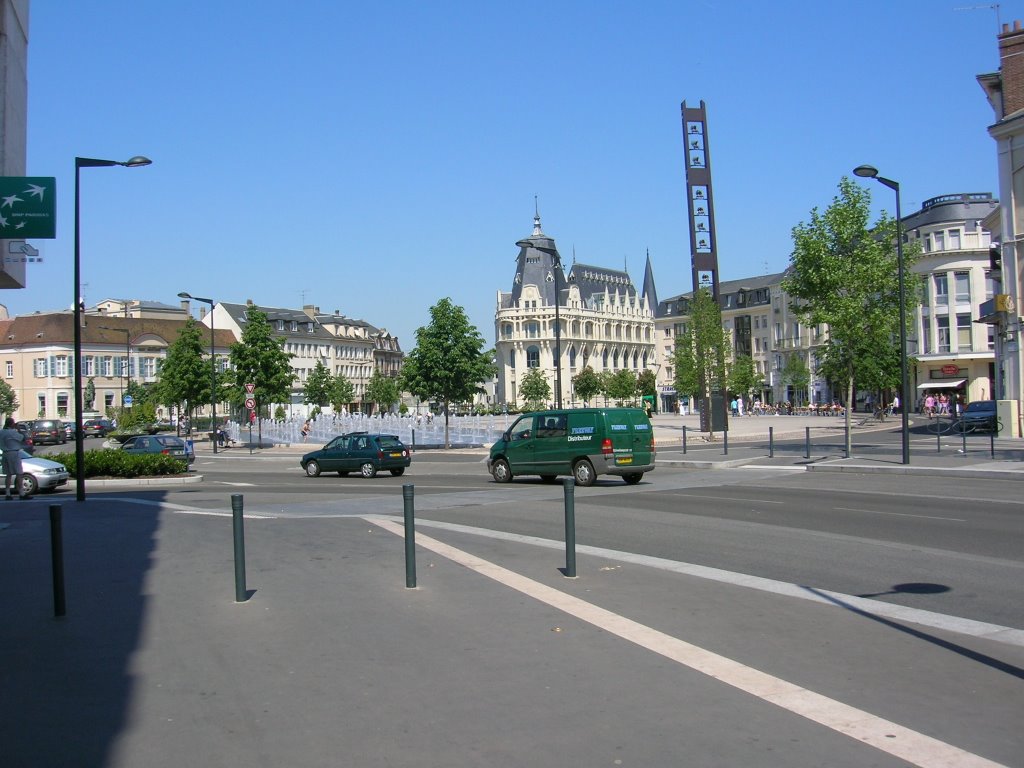 La Place des Epars by Patrice Vallée