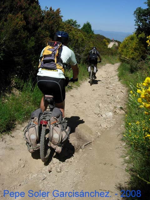 Peregrinos en bici bajando a El Acebo by pepesoler