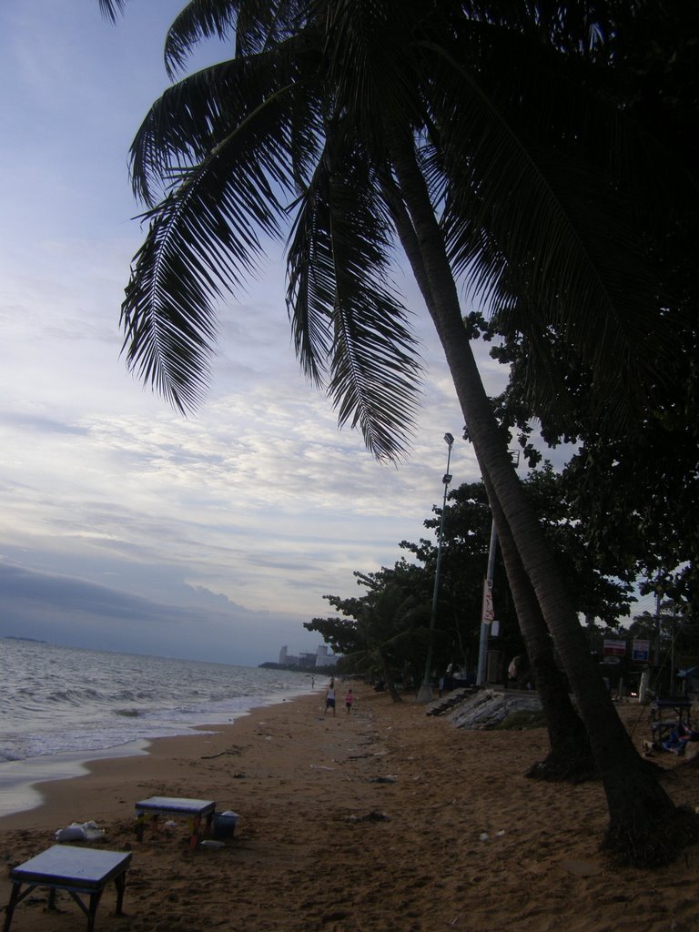 Pattaya Near Natural park Hotel by Chamrat Charoenkhet