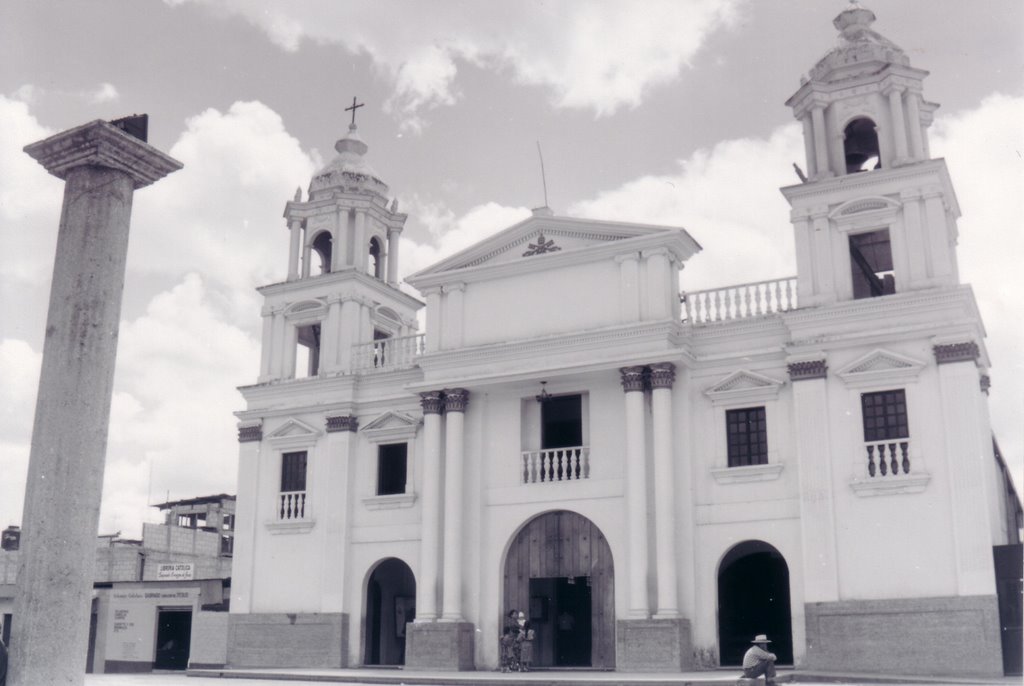 Catedral de Santa Ana, Chimaltenango. by Hugo A. González