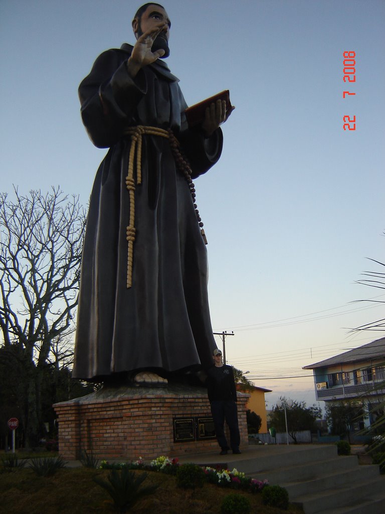 Monumento a Frei Teófilo by Levi Vladimir Both