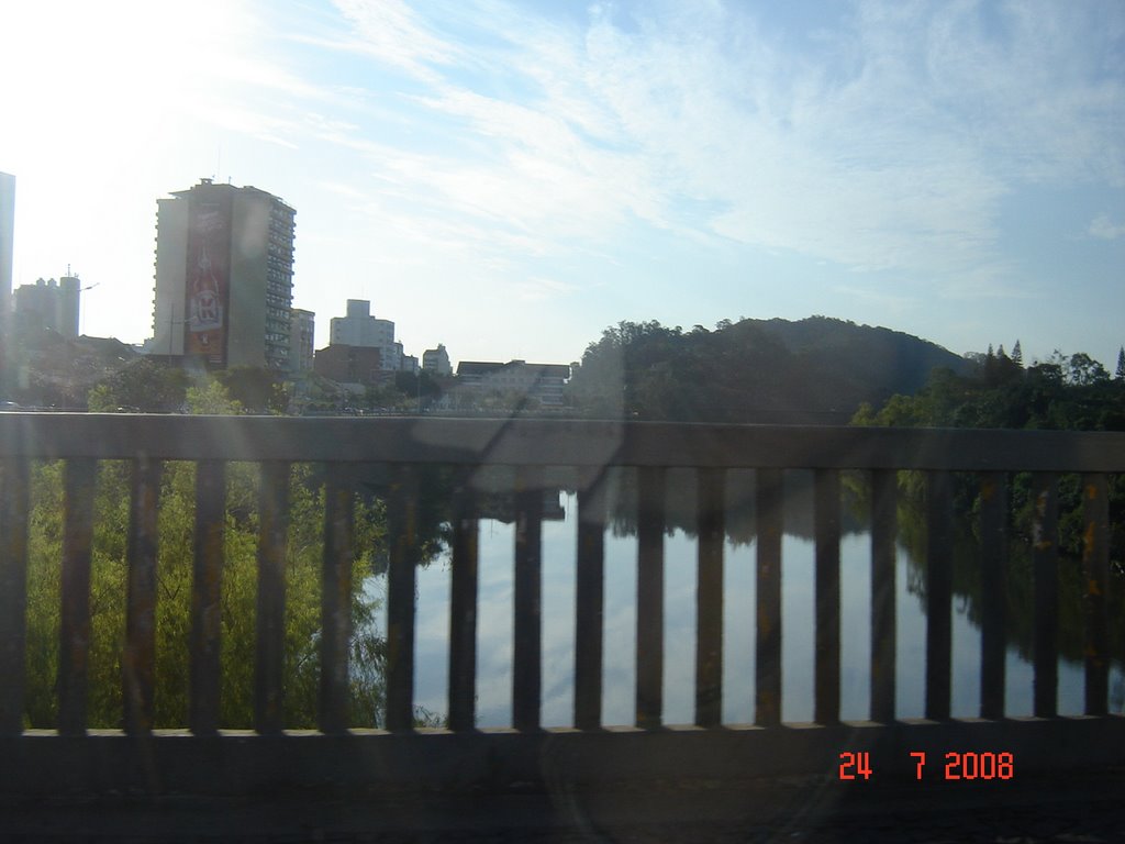 Ponte sobre o Rio Itajaí Açu - Blumenau - SC by Levi Vladimir Both