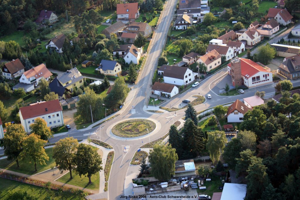 Großkoschen 2008 - Kreisverkehr mit Brunnenplatz by Jörg Riska