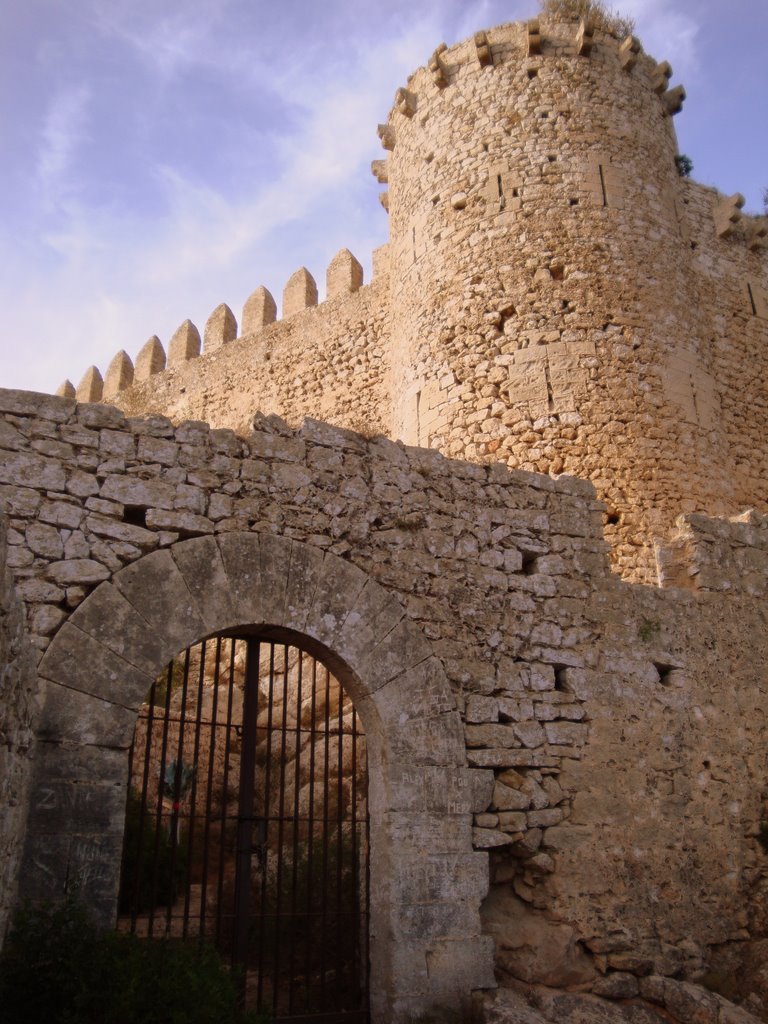 Entrada i torre de l'homenatge al Castell de Santueri by homyr