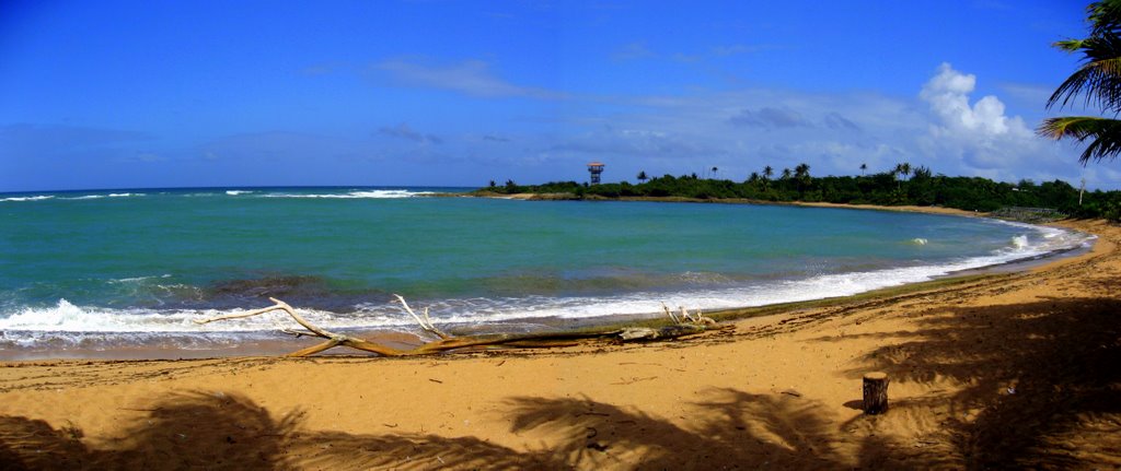 Playa de Piñones by Ricardo Colón