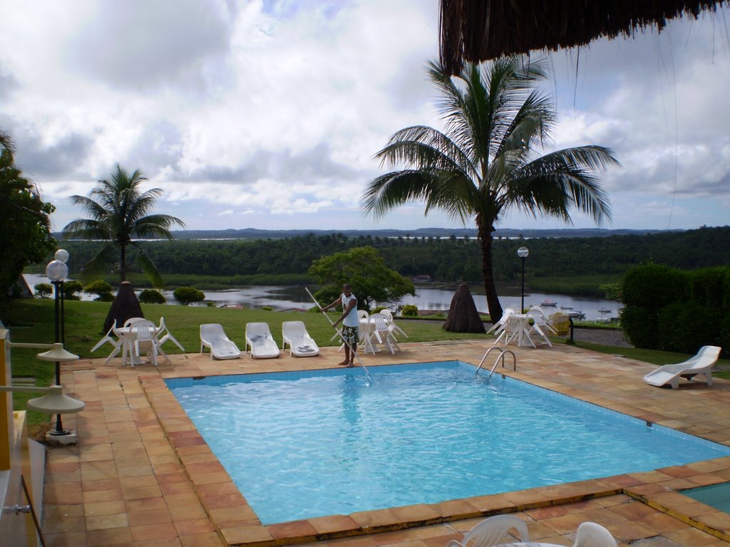 PISCINA DO HOTEL RIO ACARAI,VISTA DA BAIA DECAMAMU. POR CAMORAIS by carlos alberto morais