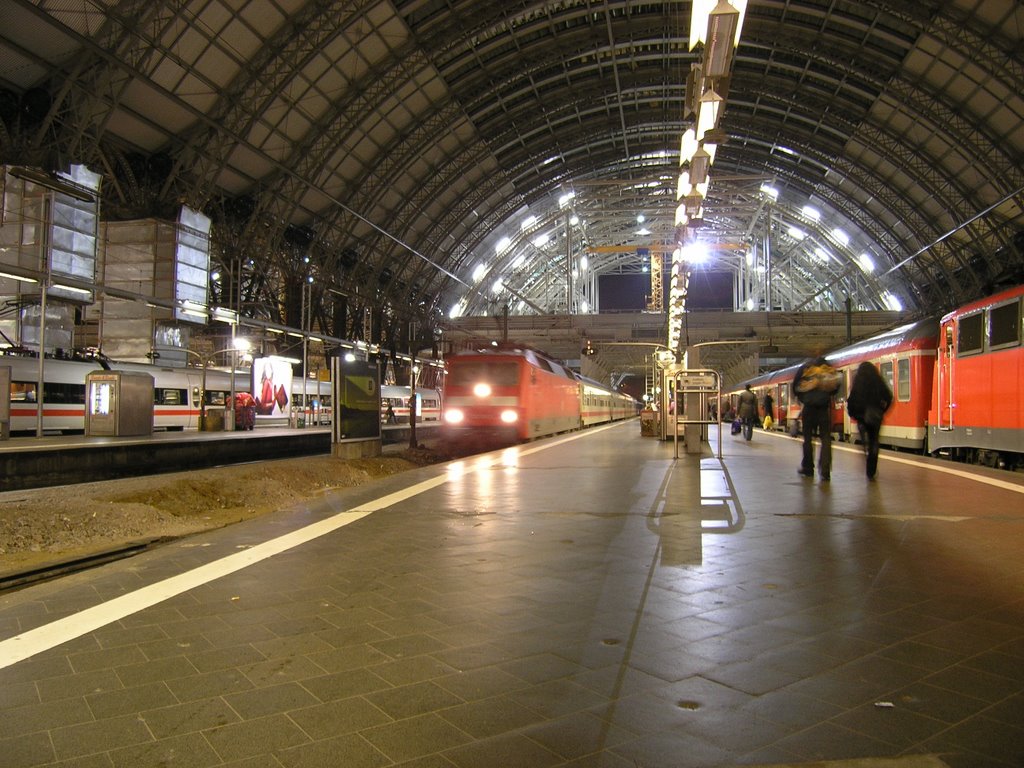 EDITION KATZENSTEIN - Frankfurt Hauptbahnhof bei Nacht mit ankommendem Zug by Christliche Postkarten von Edition Katzenstei