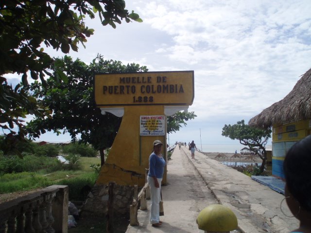 Entrada al Muelle de Pto. Colombia by Luis Mogollon