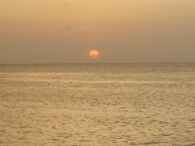 Ocaso desde Malecon de Santa Marta by Luis Mogollon