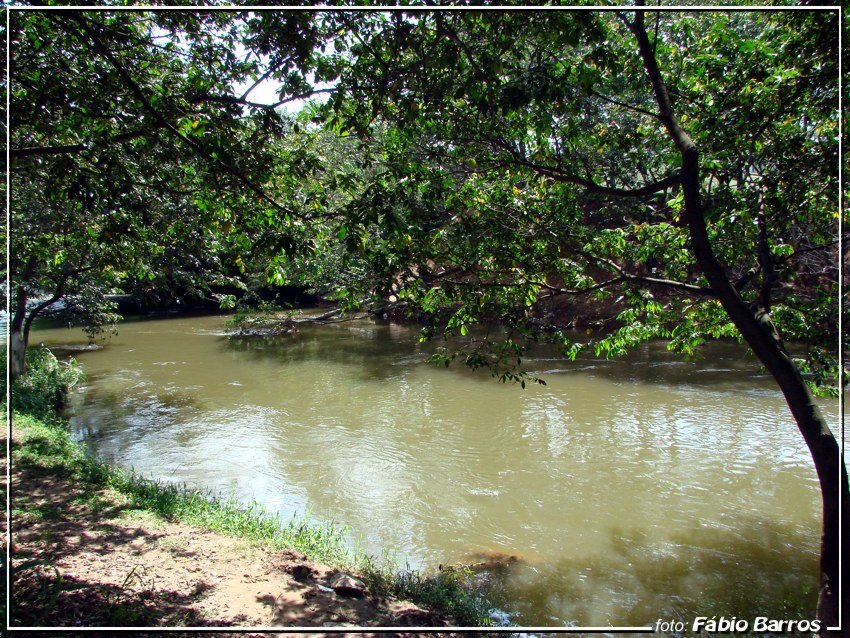 Rio Sorocaba passando dentro de Votorantim - Foto: Fábio Barros (www.cidade3d.uniblog.com.br) by Fábio Barros