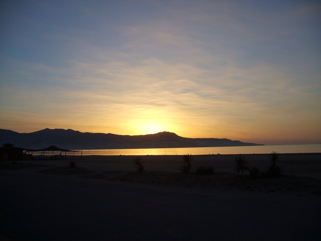 Sonnenaufgang am Strand von Empuriabrava by andinagel1