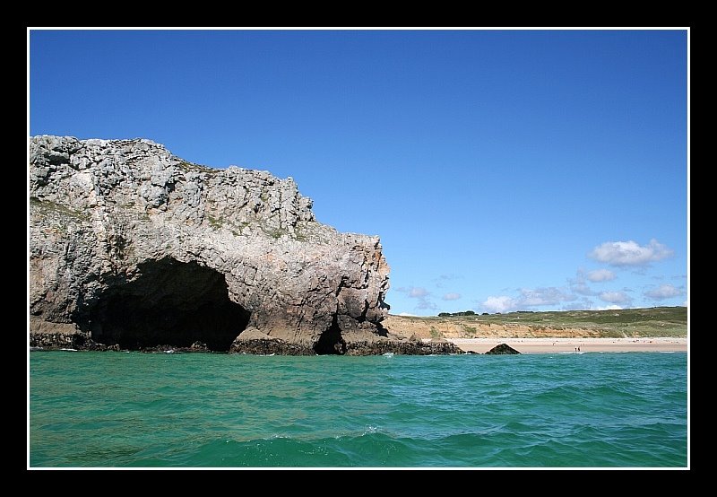 Pen Hat caves from the sea (© Loïc DOUILLET / http://presquile.crozon.free.fr) by presquile.crozon.free.fr