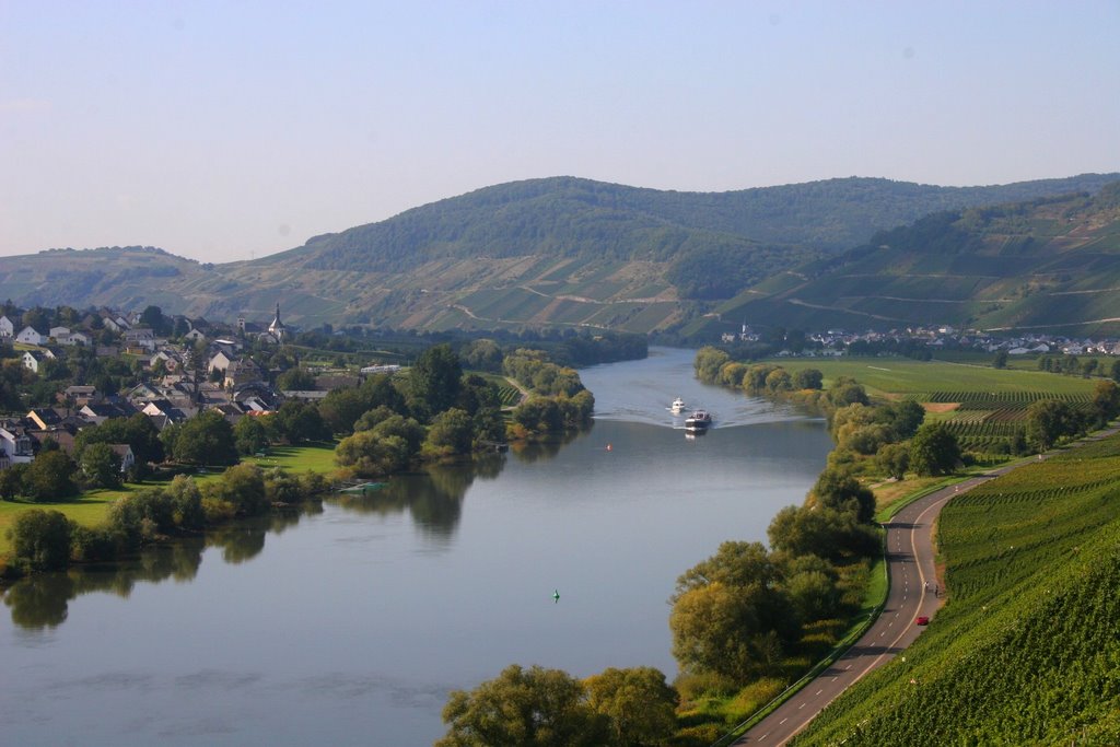 Mosel bei Brauneberg by Tom Tanghe