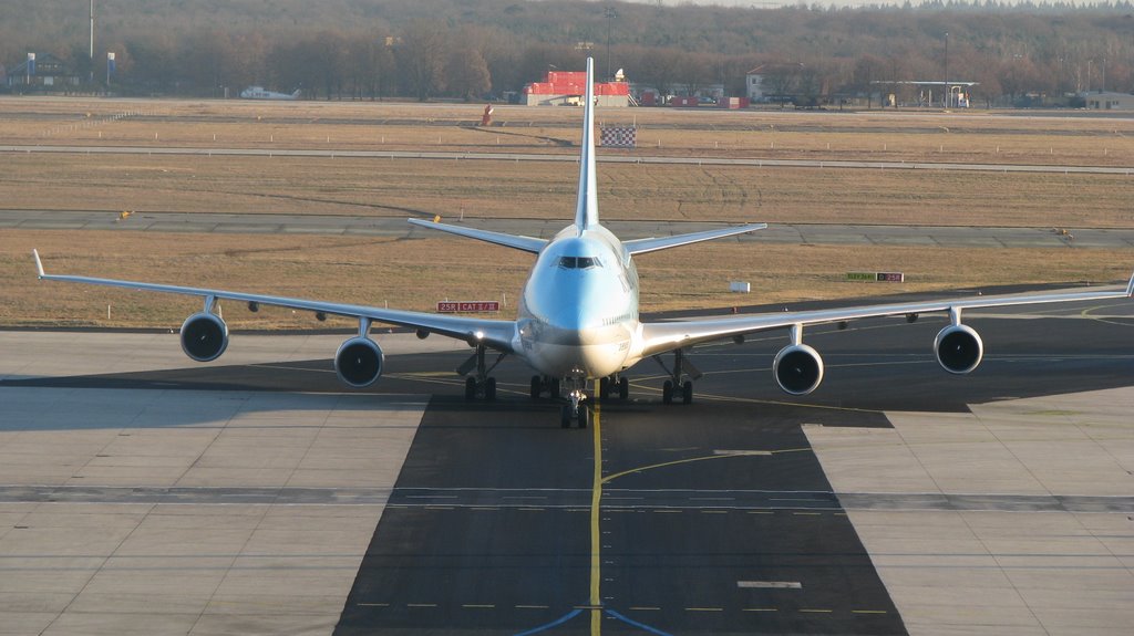 Flughafen, Frankfurt, Germany by Zoran Vi.