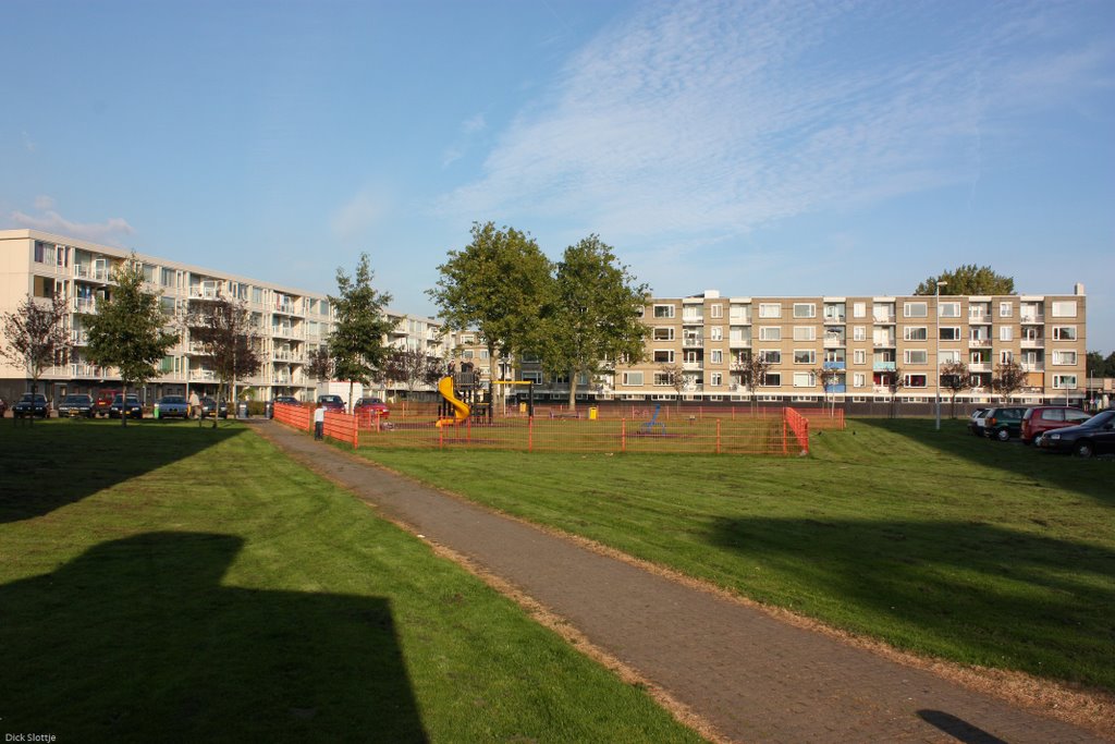 Grote Beerstraat - uitzicht op parkje en Mizarstraat (2008) by Dick Slottje